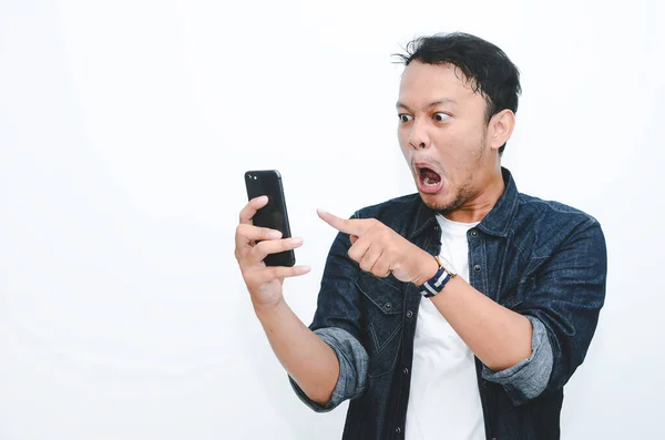 Junger Asiatischer Mann Schockiert Als Auf Smartphone Schaut Und Zeigt — Stockfoto