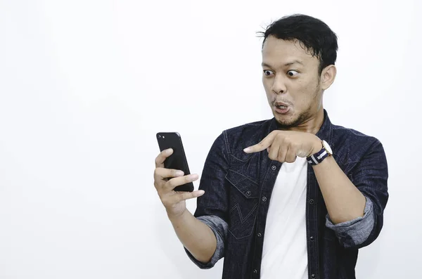 Jeune Homme Asiatique Choqué Quand Regarde Pointant Smartphone — Photo