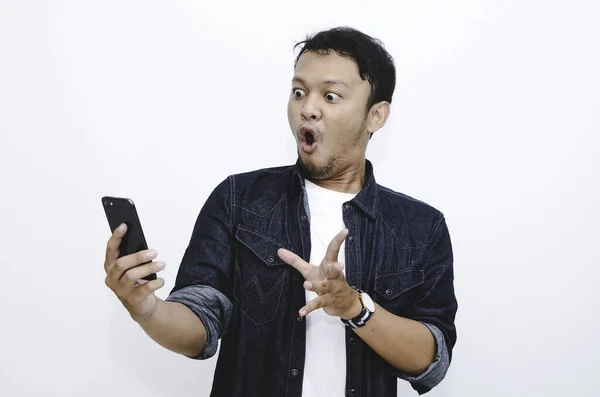 Giovane Uomo Asiatico Scioccato Quando Cerca Punta Smartphone — Foto Stock