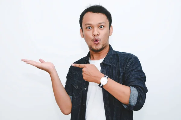 Young Asian Man Surprised Shouting Wow Pointing Right His Hand — Stock Photo, Image