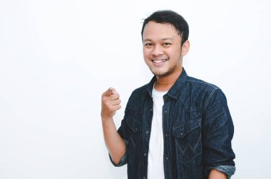 Genç Asyalı adam selamlarını gönderdi. Gri arka planda Endonezyalı adam.