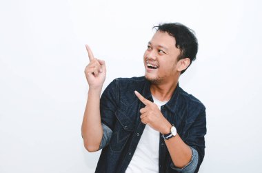 Beyaz tişörtlü, eli boş Asyalı genç adamın gülümsemesi.