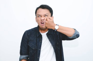 Kızgın Asyalı adamın komik yüzü kendini kendi yüzüne vurarak cezalandırıyor..