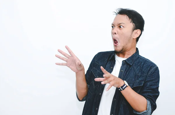 Young Asian Man Surprised Shouting Wow Pointing Right His Hand — Stock Photo, Image