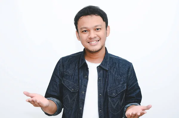 Jonge Aziatische Man Draagt Begroetingshanden Indonesische Man Grijze Achtergrond — Stockfoto