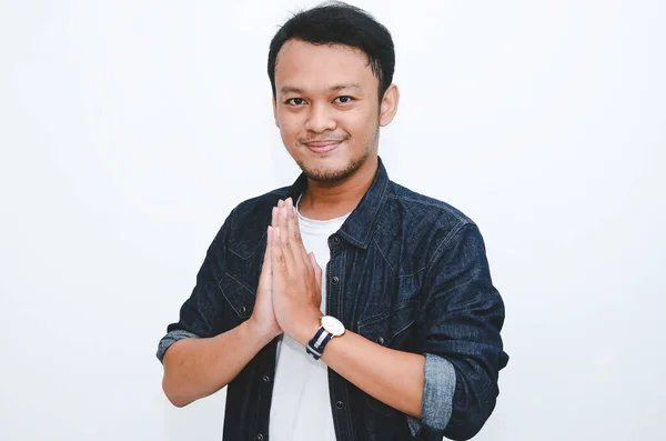Ung Asiatisk Man Bär Hälsning Händer Indonesisk Man Grå Bakgrund — Stockfoto