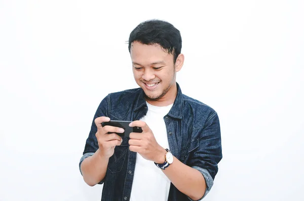 Senyum Dan Wajah Bahagia Pemuda Asia Ketika Bermain Game Telepon — Stok Foto