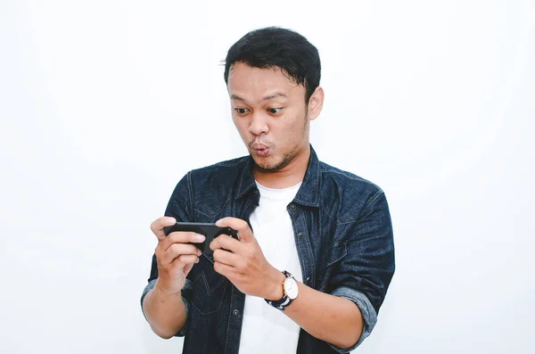 Wow Face Young Asian Man Shocked Surprised Play Smartphone — Stock Photo, Image