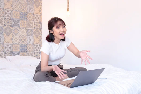 Shock Aziatische Mooi Meisje Werken Laptop Het Bed Werk Vanuit — Stockfoto