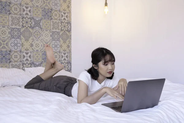 Sério Asiático Menina Bonita Trabalhar Laptop Cama Trabalho Partir Casa — Fotografia de Stock
