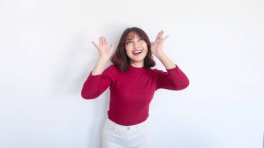 Beyaz arka planda kırmızı tişörtlü güzel Asyalı kızı işaret ederek mutlu oldun.