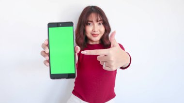 Asyalı güzel kız yeşil ekran telefonunda bulanık arkaplanı beyaz arkaplanlı.