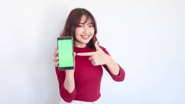 Mutlu Asyalı güzel kız noktası beyaz arka planda yeşil ekranda.