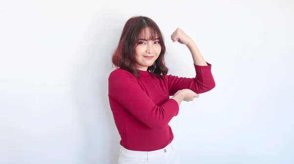 Fuerte Gesto Asiático Hermosa Chica Con Camisa Roja Fondo Blanco — Foto de Stock