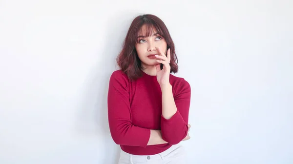 Pensando Gesto Asiático Hermosa Chica Con Camisa Roja Fondo Blanco —  Fotos de Stock