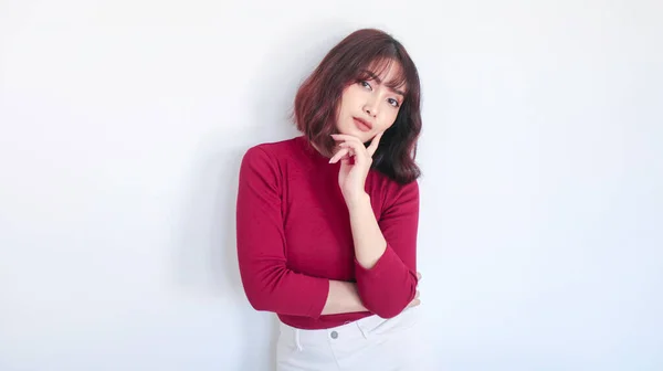 Pensando Gesto Asiático Hermosa Chica Con Camisa Roja Fondo Blanco —  Fotos de Stock