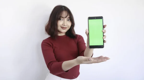 Asyalı Güzel Kız Yeşil Ekran Telefonunda Bulanık Arkaplanı Beyaz Arkaplanlı — Stok fotoğraf