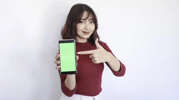 Щаслива Азіатська Красуня Зеленому Екрані Телефона Білому Фоні — стокове фото