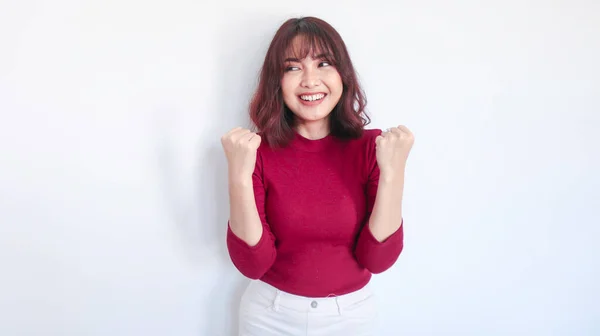 Mutlu Kazanan Asyalı Güzel Kız Kırmızı Gömlekli Beyaz Arka Planda — Stok fotoğraf