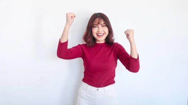 Счастливая Победитель Азиатская Красивая Девушка Красной Рубашке Белом Фоне — стоковое фото