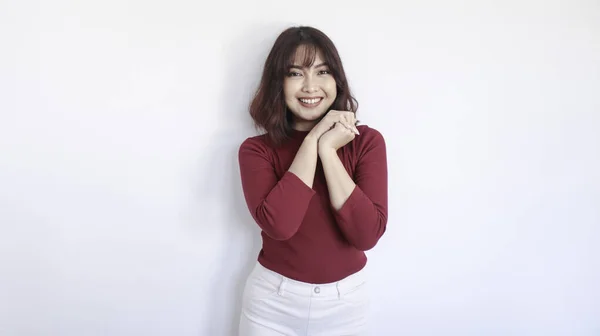 Feliz Emocionado Asiático Hermosa Chica Con Camisa Roja Fondo Blanco —  Fotos de Stock