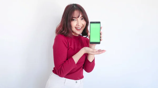 Ударити Азіатську Красуню Зеленим Екранним Телефоном Білому Фоні — стокове фото