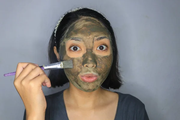 Glückliche Asiatische Frauen Lächeln Wenn Sie Pinsel Verwenden Gesichtsmaske Schönheit — Stockfoto