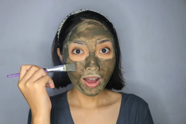 Mulheres Asiáticas Felizes Sorrindo Quando Ela Usa Escova Para Máscara — Fotografia de Stock