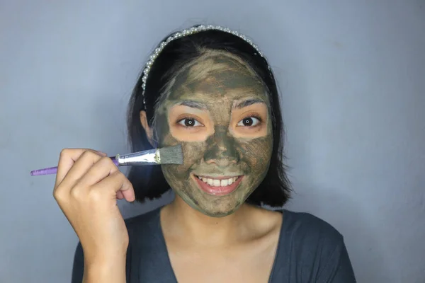 Mulheres Asiáticas Felizes Sorrindo Quando Ela Usa Escova Para Máscara — Fotografia de Stock