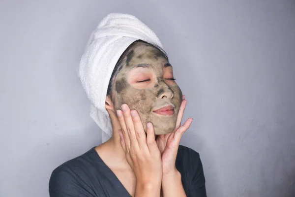 Úsměv Asijské Ženy Úsměvem Když Používá Masku Krásy Obličeje — Stock fotografie