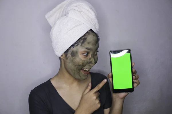 Glücklich Asiatische Frau Zeigt Leeren Bildschirm Wenn Sie Schönheit Gesichtsmaske — Stockfoto
