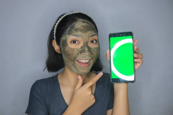 Mulher Asiática Feliz Mostrando Tela Branco Quando Ela Usa Máscara — Fotografia de Stock