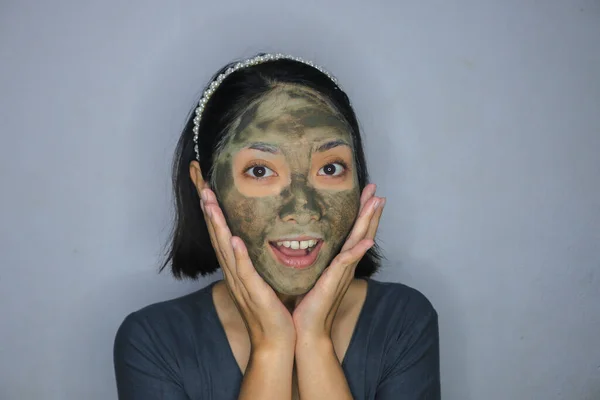 Schock Für Asiatische Frauen Wenn Sie Schönheitsgesichtsmaske Benutzen — Stockfoto