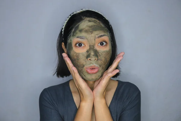 Choque Mulheres Asiáticas Quando Uso Beleza Máscara Facial — Fotografia de Stock