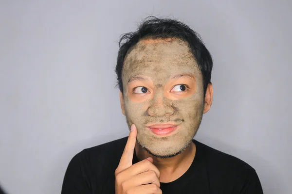 Asijský Muž Přemýšlel Den Snil Když Používal Masku Krásného Obličeje — Stock fotografie