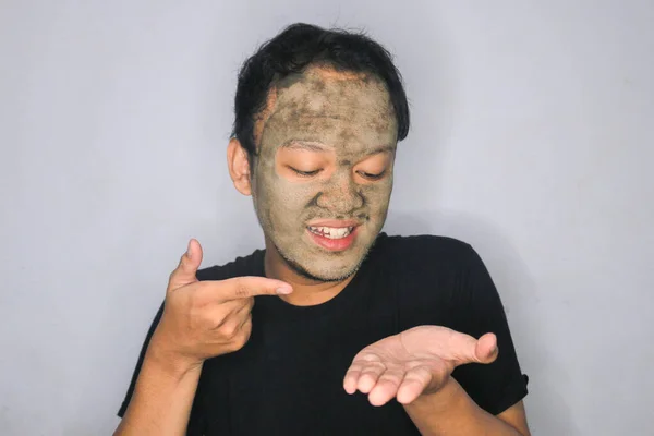 Úsměv Asijský Muž Ukazuje Ruce Když Používá Masku Krásy Obličeje — Stock fotografie