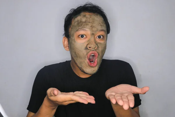 Sorriso Asiático Homem Apontando Mão Quando Ele Usa Beleza Máscara — Fotografia de Stock