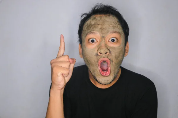 Shock Asian Man Ukazuje Nahoru Podívat Kameru Když Používá Masku — Stock fotografie