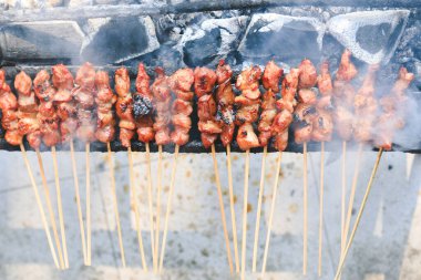 Sate Kambing 'in üst görüntüsü veya insanlar tarafından kızartılmış keçi satay.