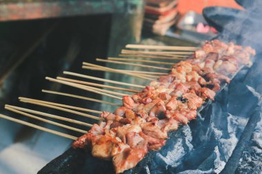 Sate Kambing ya da keçi satay insanlar tarafından kızartılmış kırmızı ateşte.