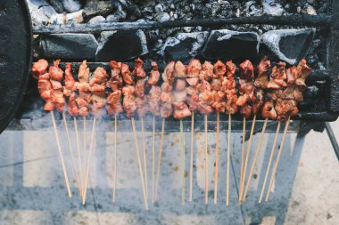 Sate Kambing 'in üst görüntüsü veya insanlar tarafından kızartılmış keçi satay.