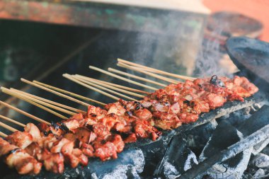Sate Kambing ya da keçi satay insanlar tarafından kızartılmış kırmızı ateşte.