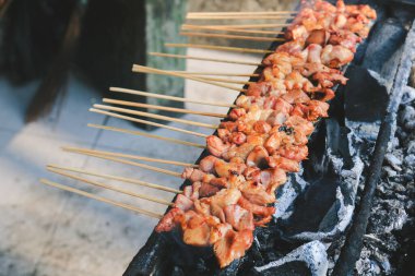 Sate Kambing ya da keçi satay insanlar tarafından kızartılmış kırmızı ateşte.