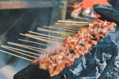 Sate Kambing ya da keçi satay insanlar tarafından kızartılmış kırmızı ateşte.
