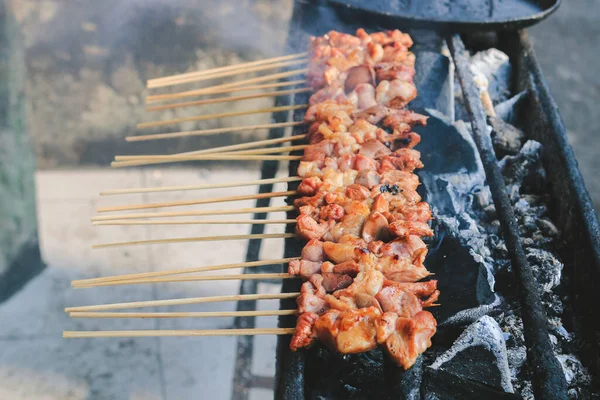 Sate Kambing Keçi Satay Insanlar Tarafından Kızartılmış Kırmızı Ateşte — Stok fotoğraf