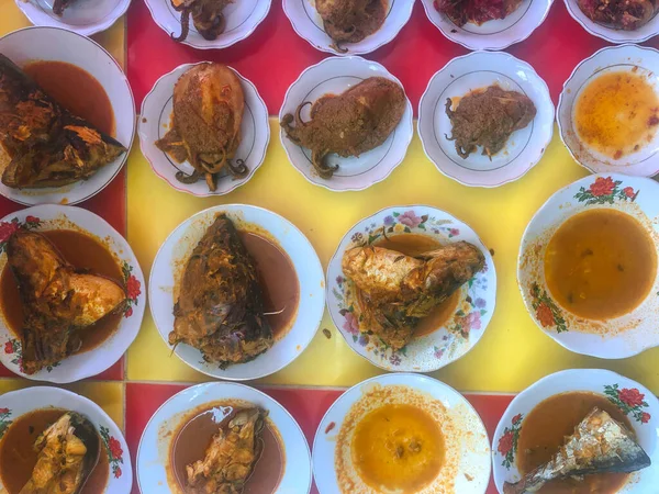 インドネシアに関連する最も有名な食事の1つであるナシパダンまたはパダンライスカレーのバリエーション料理 — ストック写真