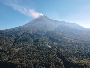 Endonezya 'nın Yanardağ Manzarası Yogyakarta' da küçük bir patlamayla Merapi Dağı manzarası.