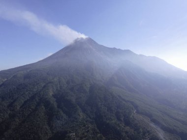 Endonezya 'nın Yanardağ Manzarası Yogyakarta' da küçük bir patlamayla Merapi Dağı manzarası.