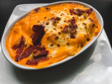 Mac ve peynir, peynirli sos ve karanlık rustik masaya, kopya alanı üstten görünüm Tepesi gevrek ekmek kırıntıları ile Amerikan tarzı Makarna Makarna