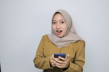 Akıllı telefon kullanan kadınları şok etmek için. Not: haki rengi üniforma giyiyor..